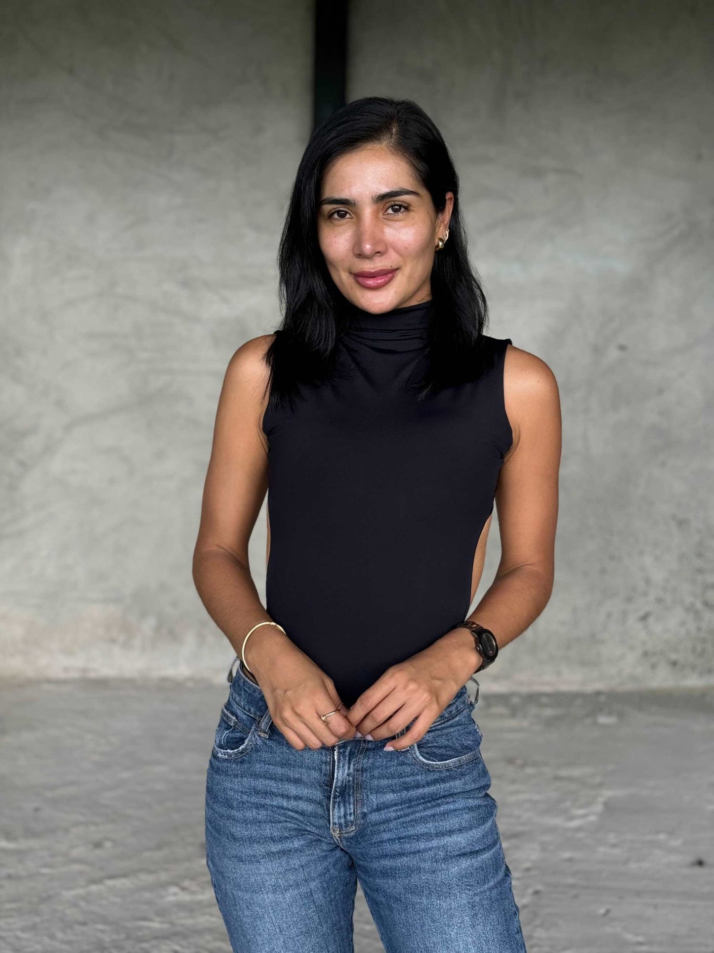 Básico Cuello Alto Escote Negro