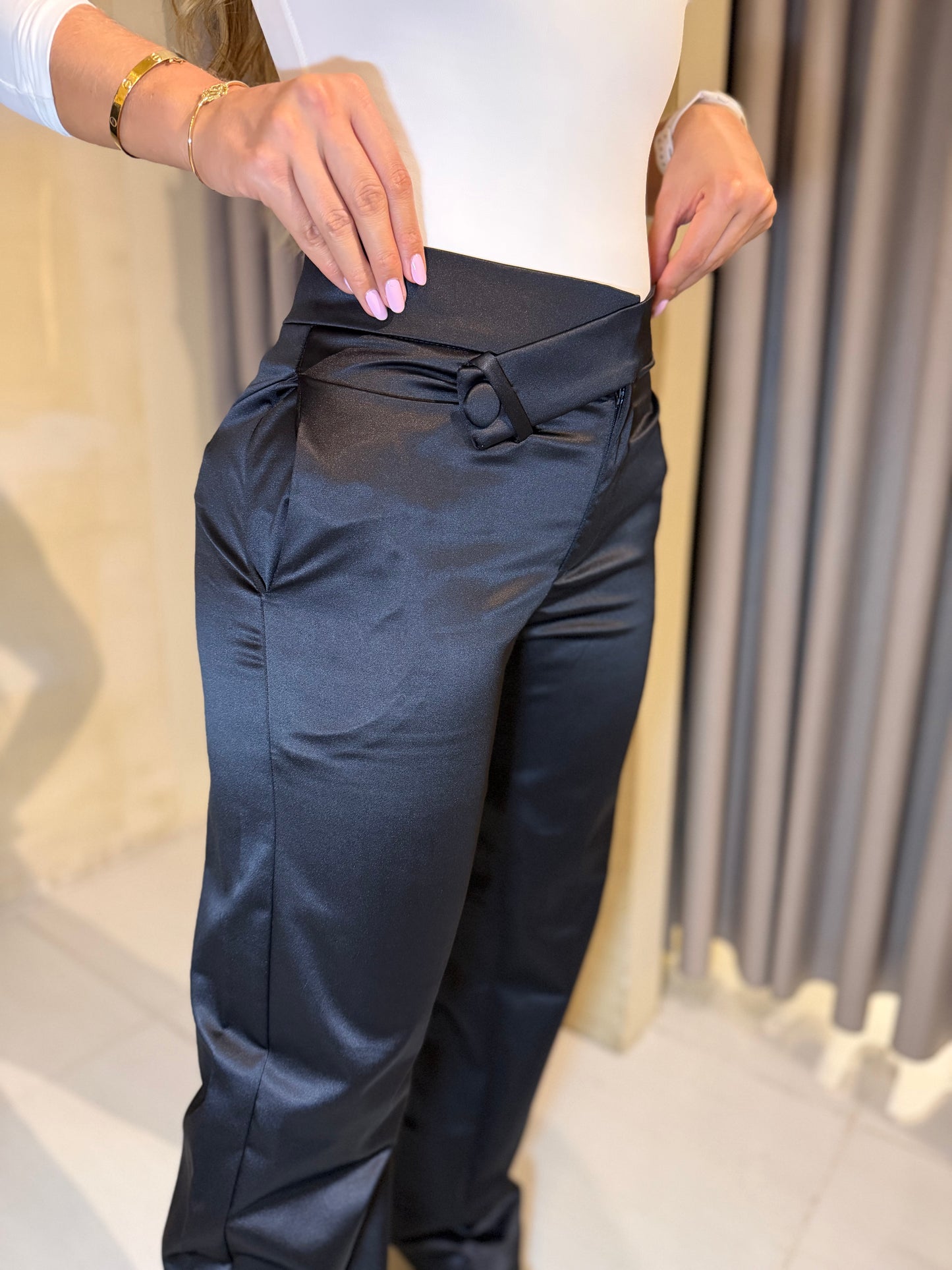 Pantalón asimétrico satín negro