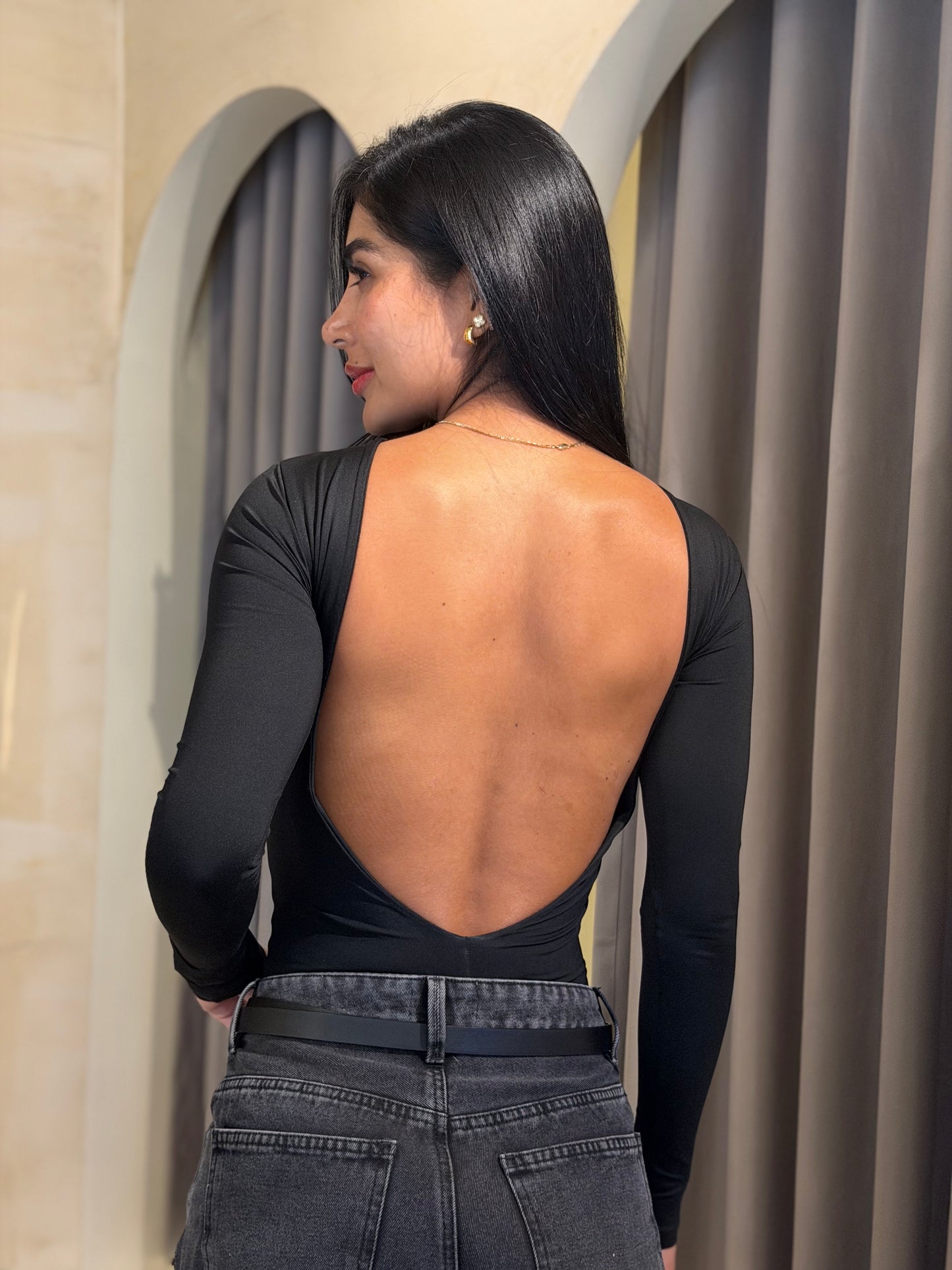 Body destapado top invisible negro