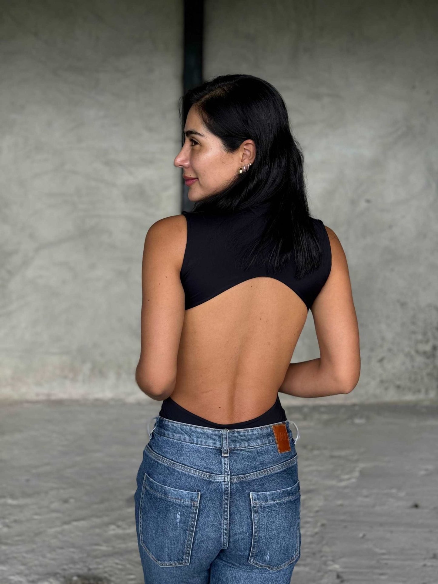 Básico Cuello Alto Escote Negro