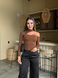 Body cuello tortuga escote diagonal café