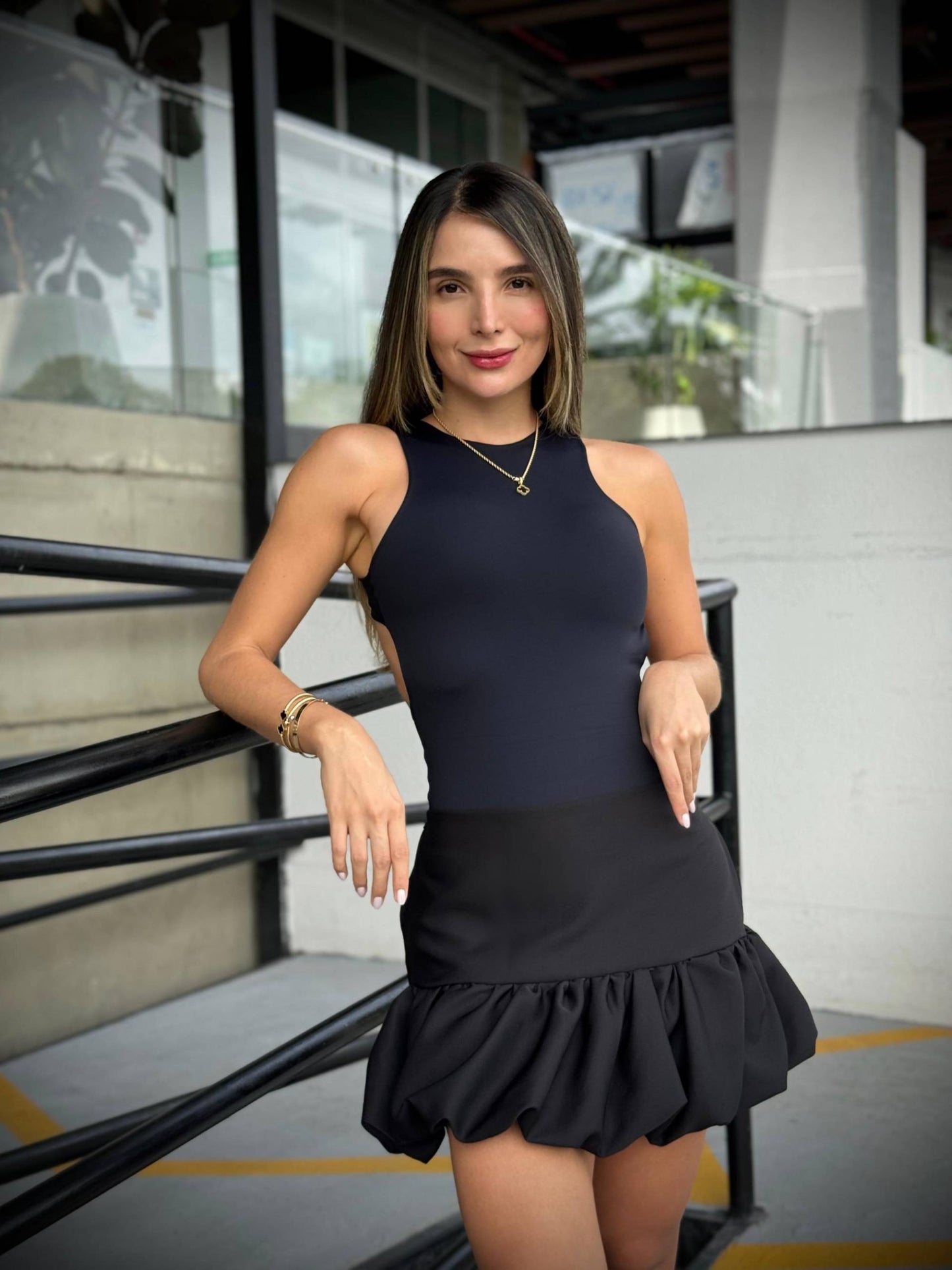 Esqueleto Escote Trasero Negro