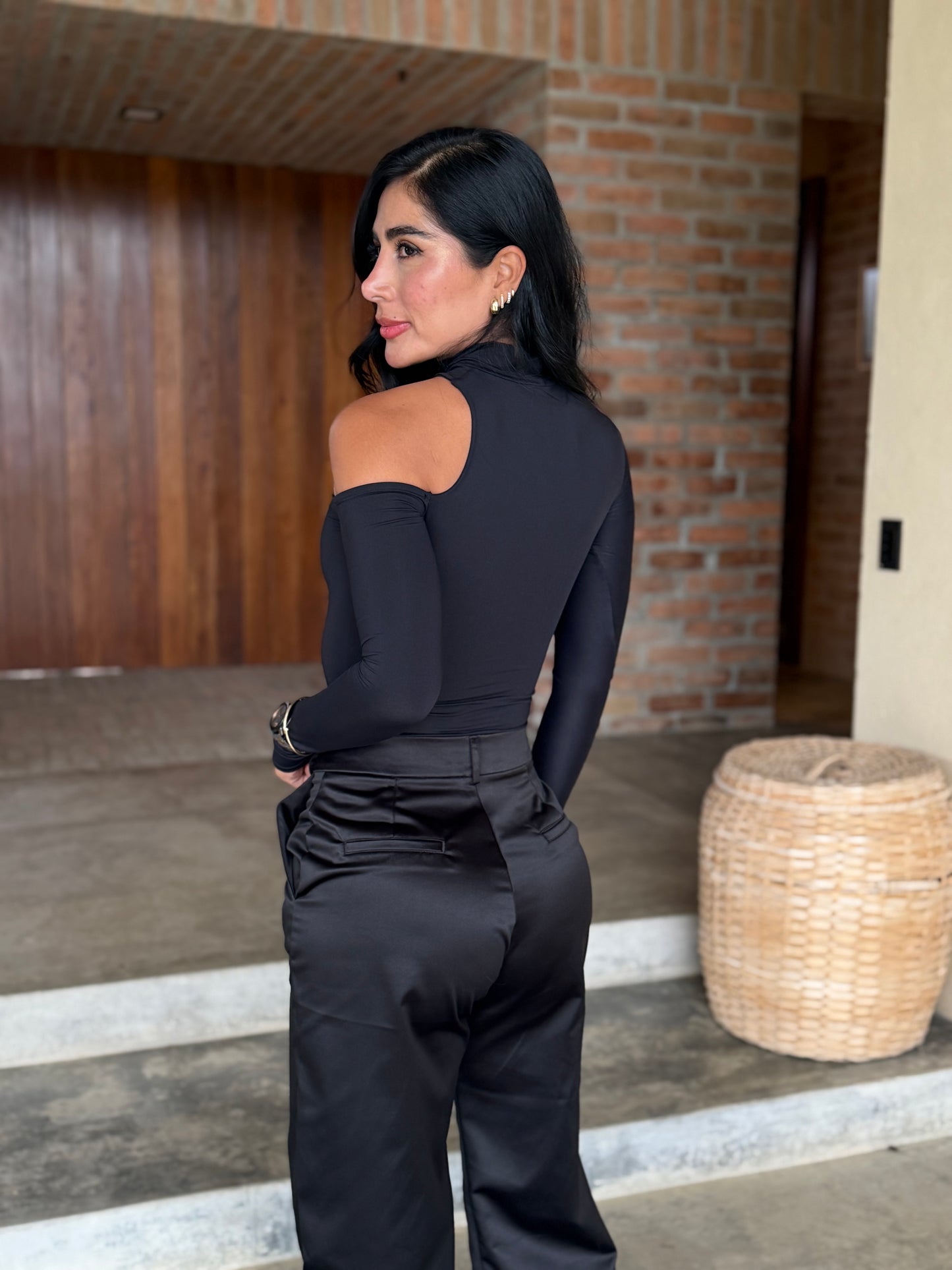 Body cuello tortuga escote diagonal negro