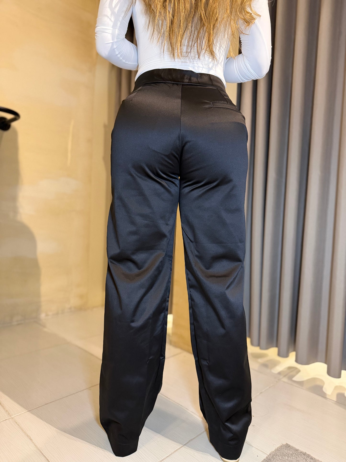 Pantalón asimétrico satín negro