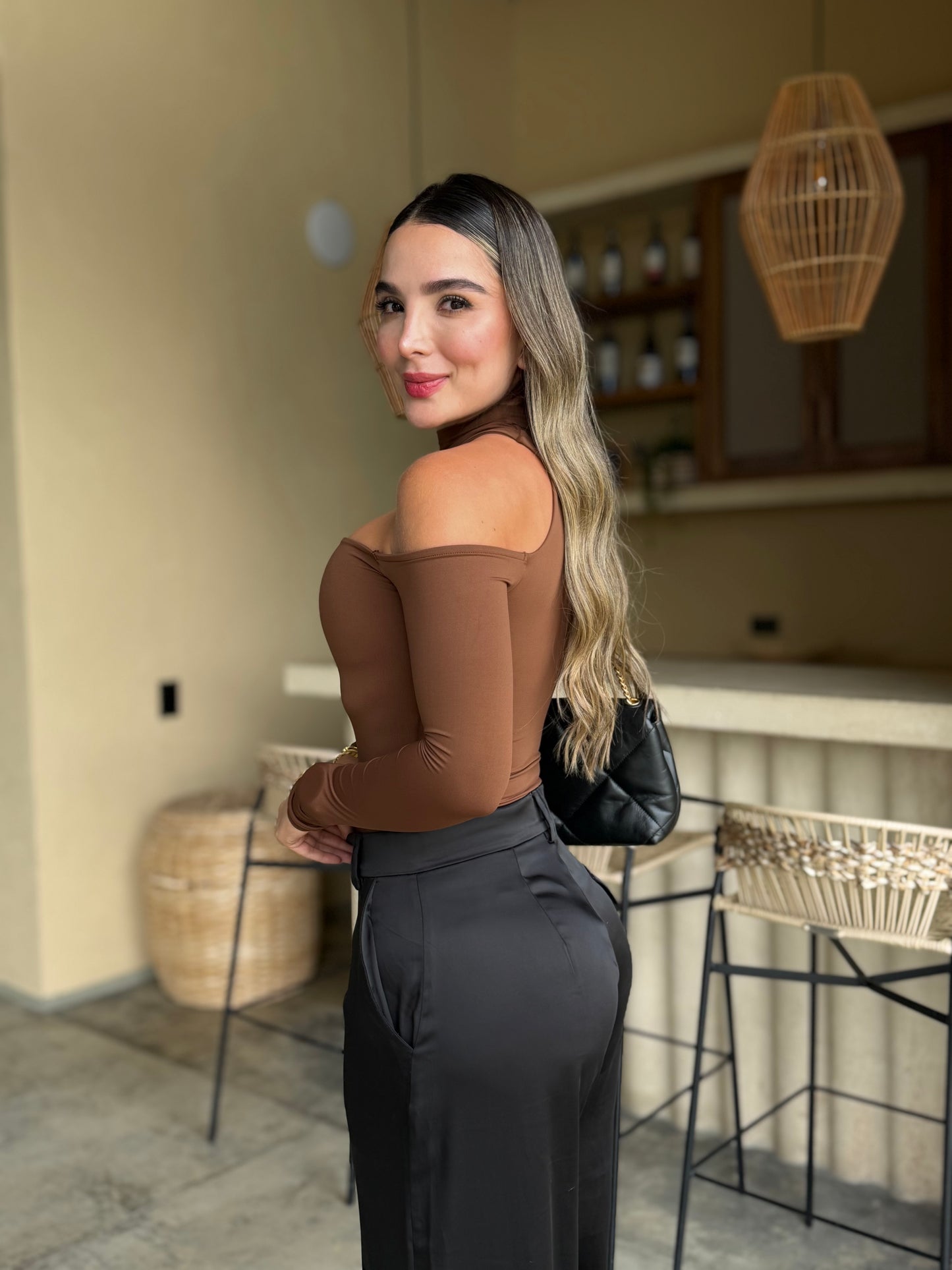 Body cuello tortuga escote diagonal café