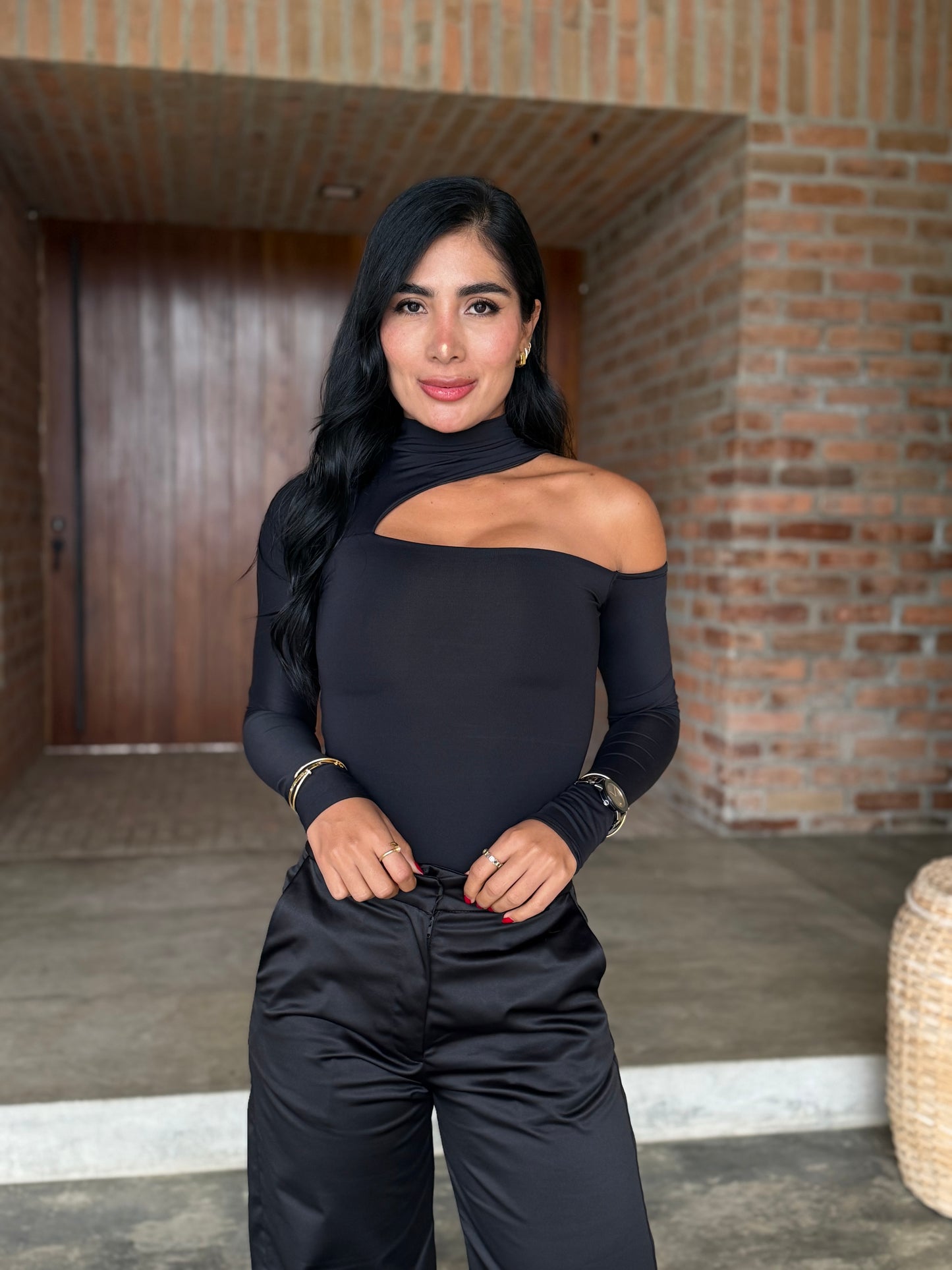 Body cuello tortuga escote diagonal negro