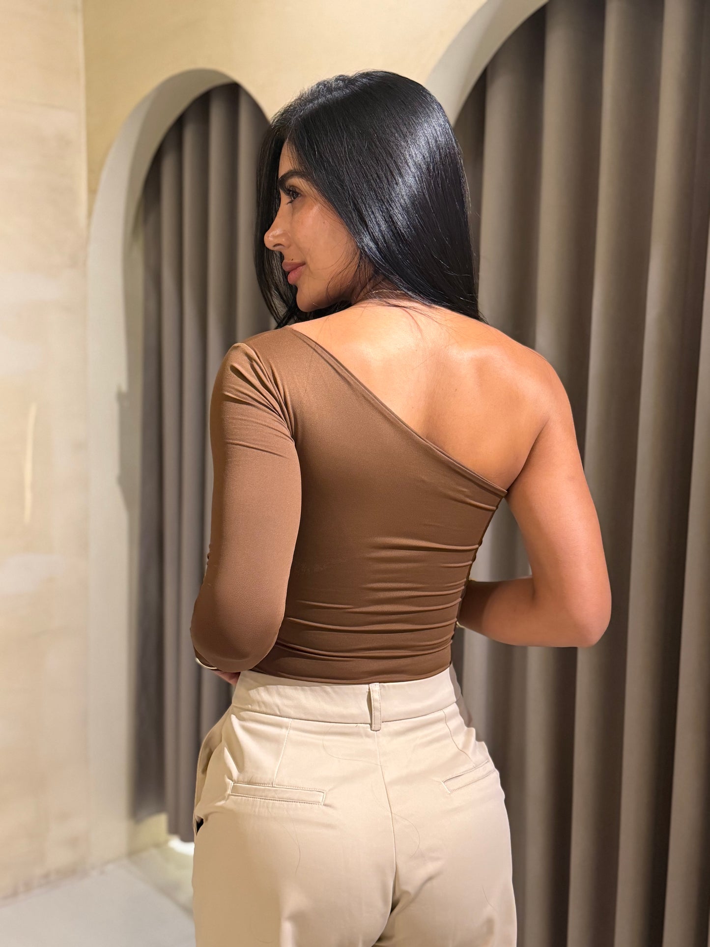 Body hombro diagonal escote delantero cafe