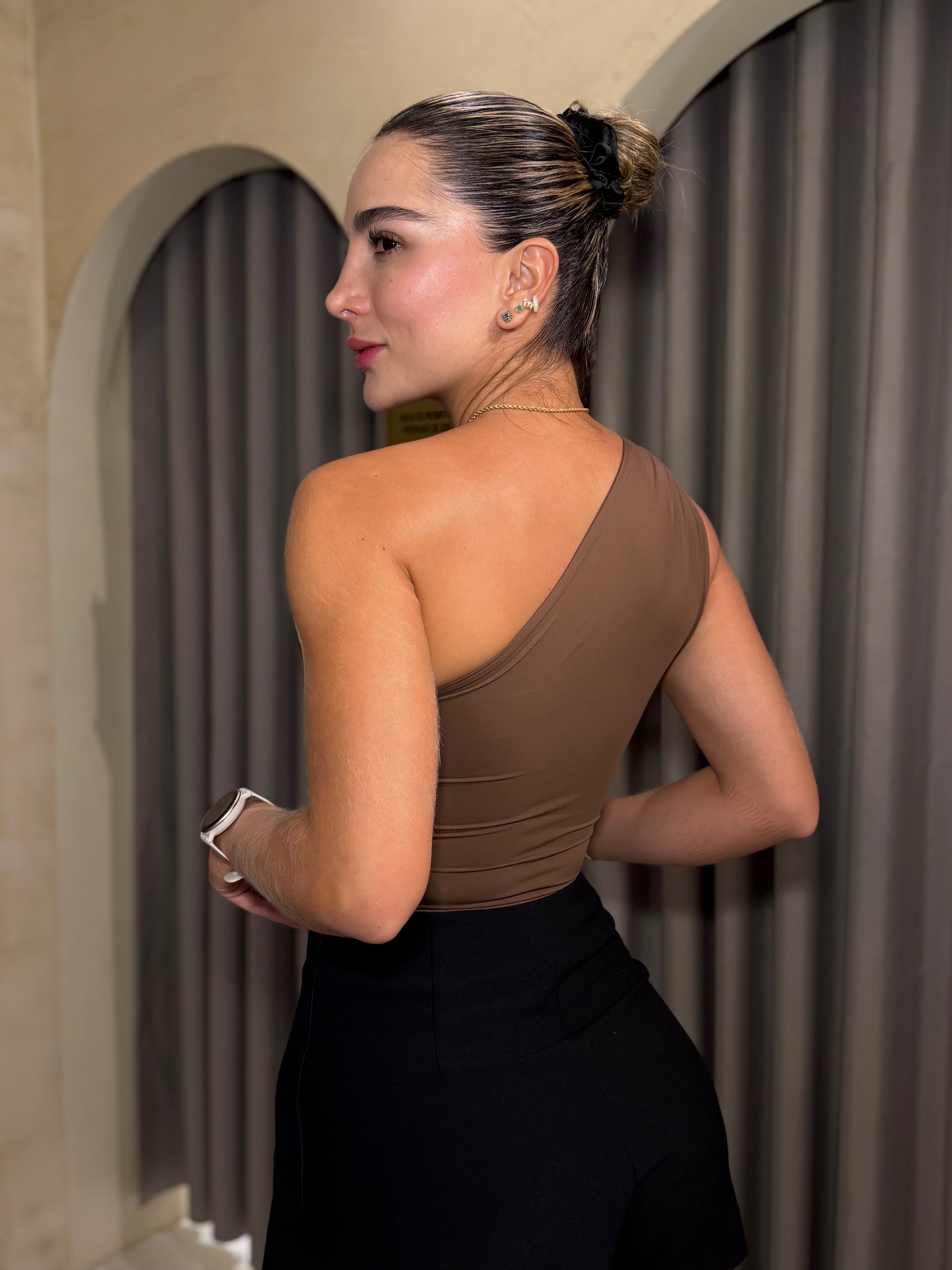 Body hombro recogido café