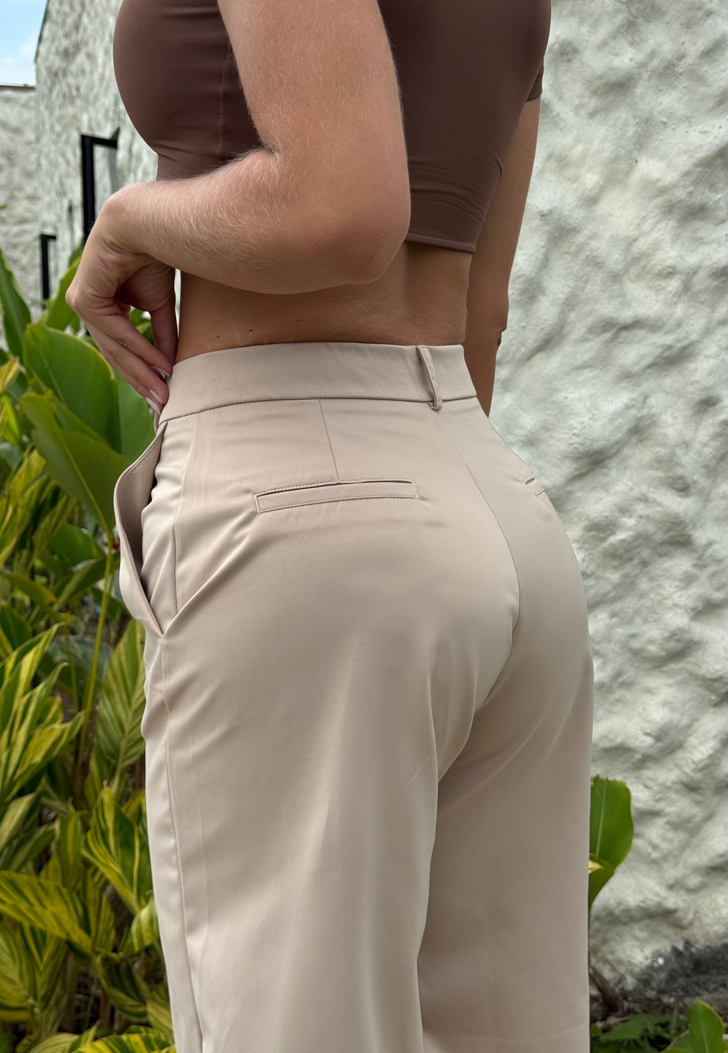Pantalón clásico satín nude