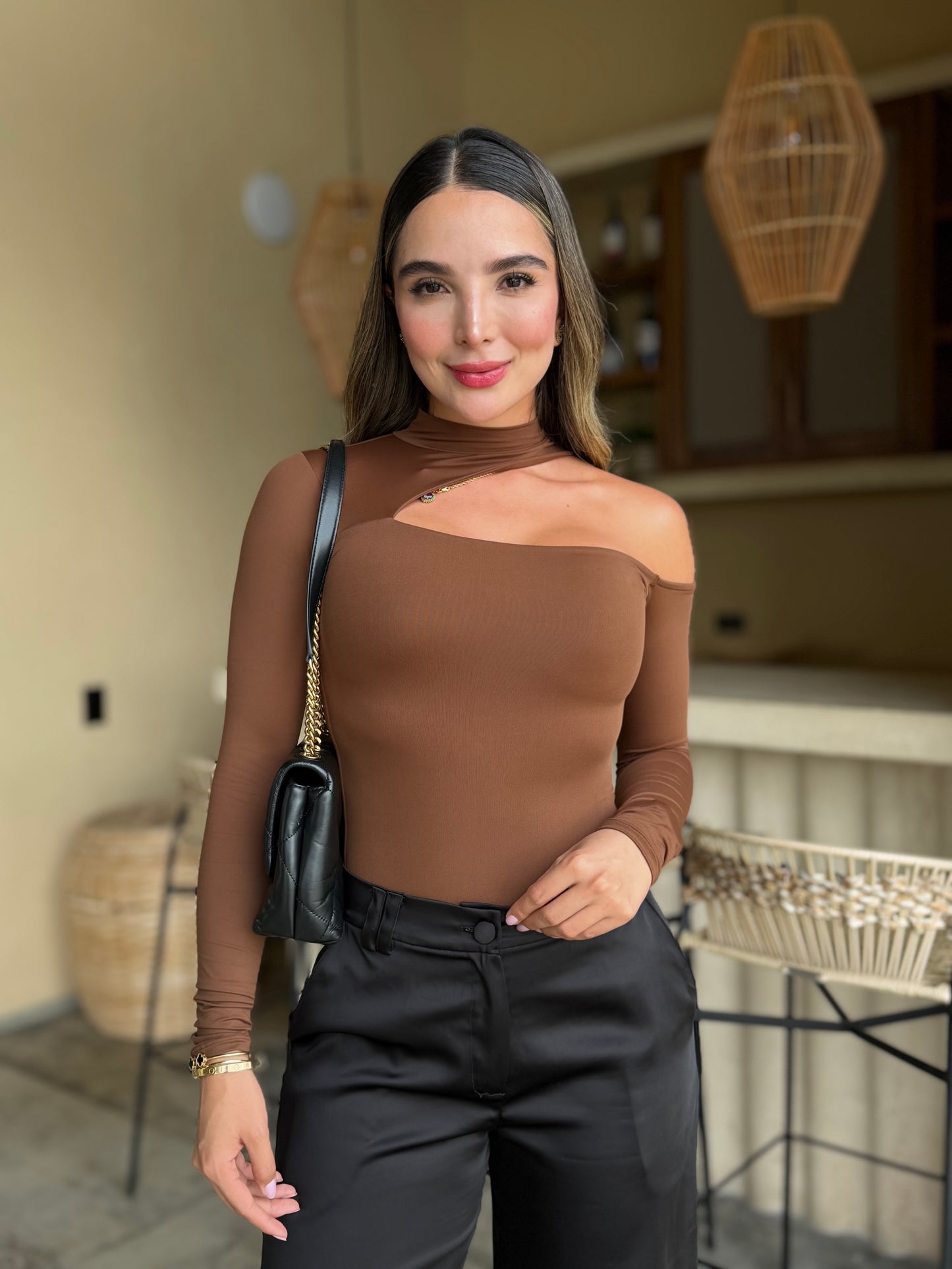 Body cuello tortuga escote diagonal café