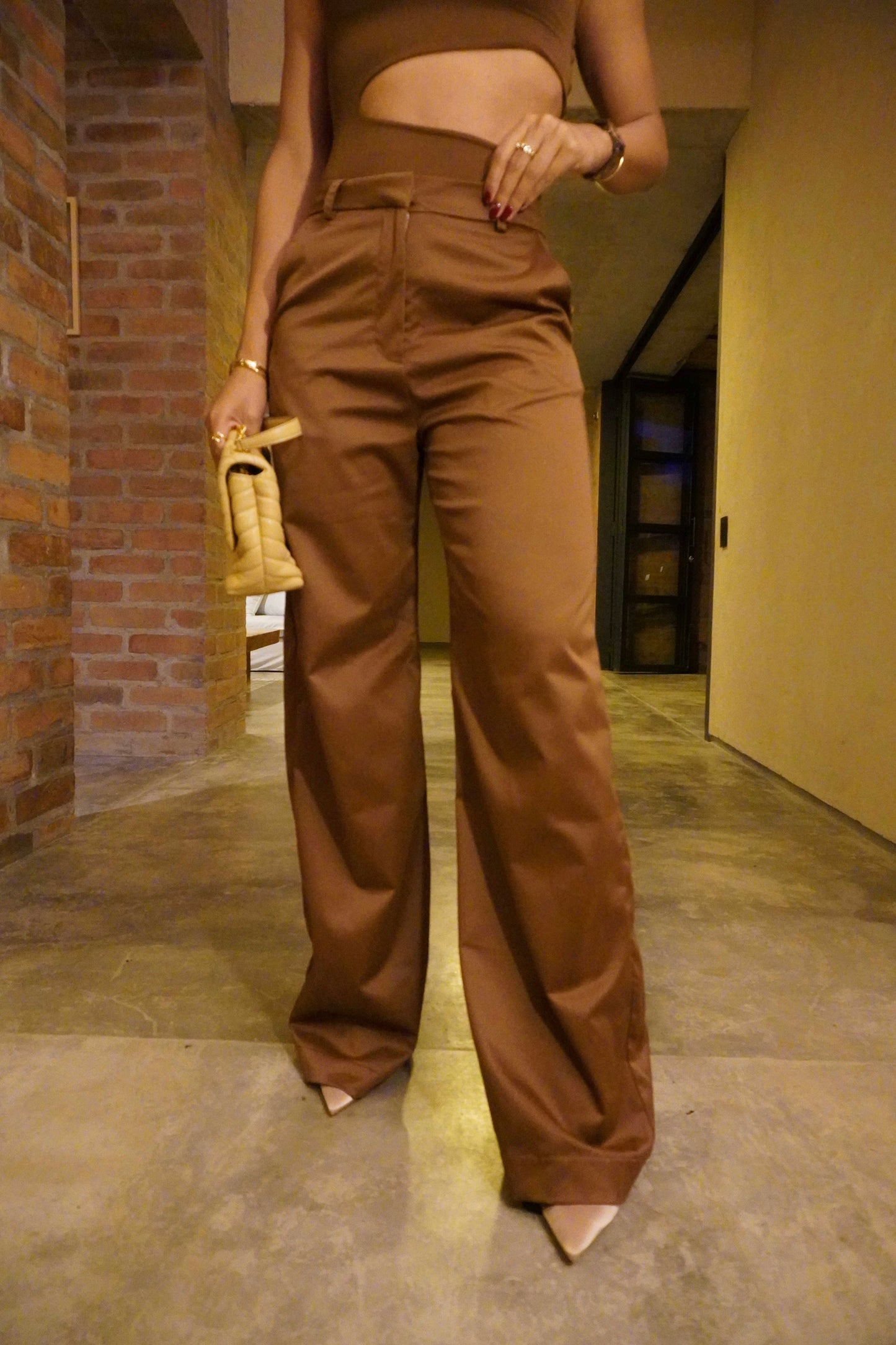 Pantalón clásico satin cafe