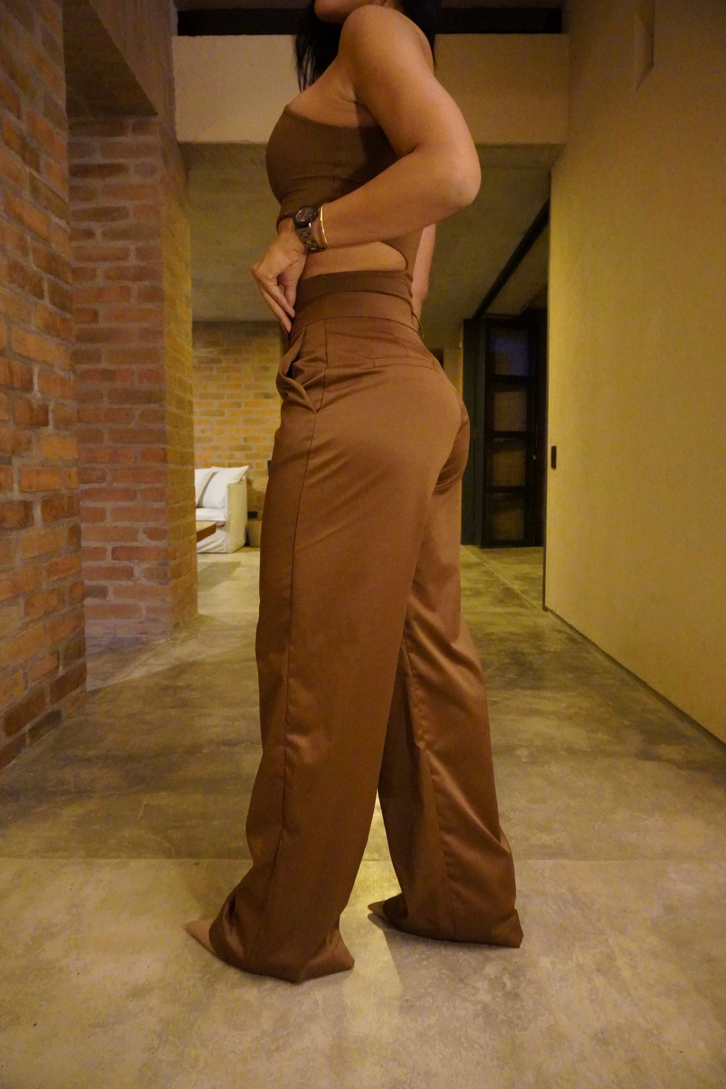 Pantalón clásico satin cafe