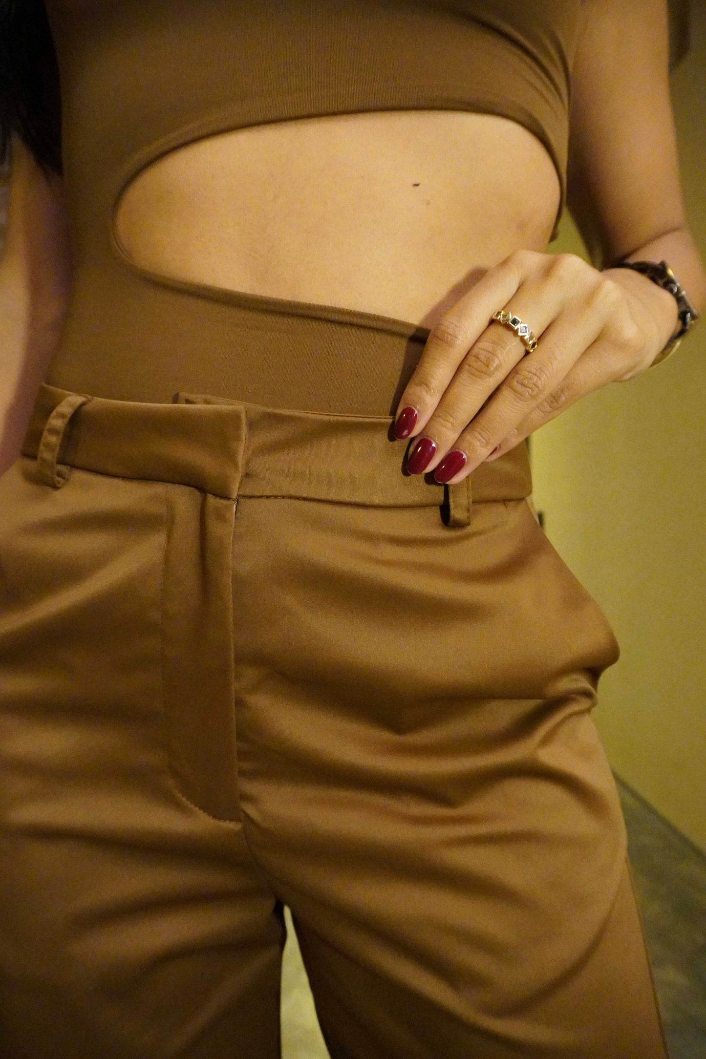 Pantalón clásico satin cafe