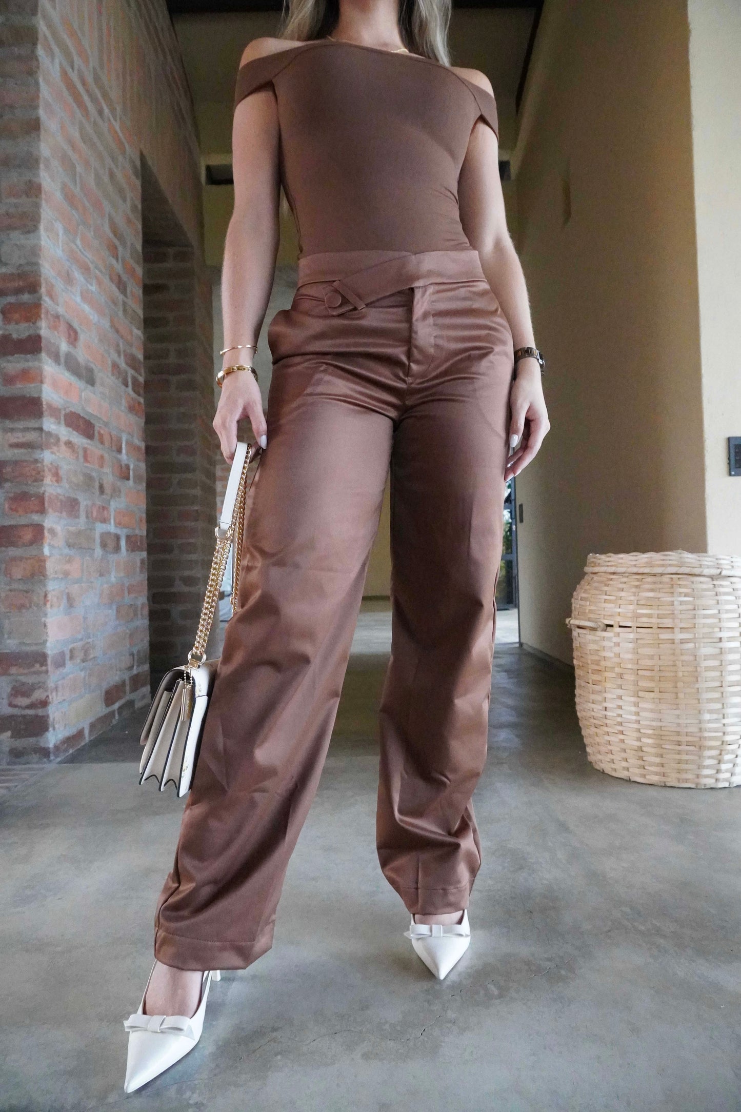 Pantalón asimétrico satín café