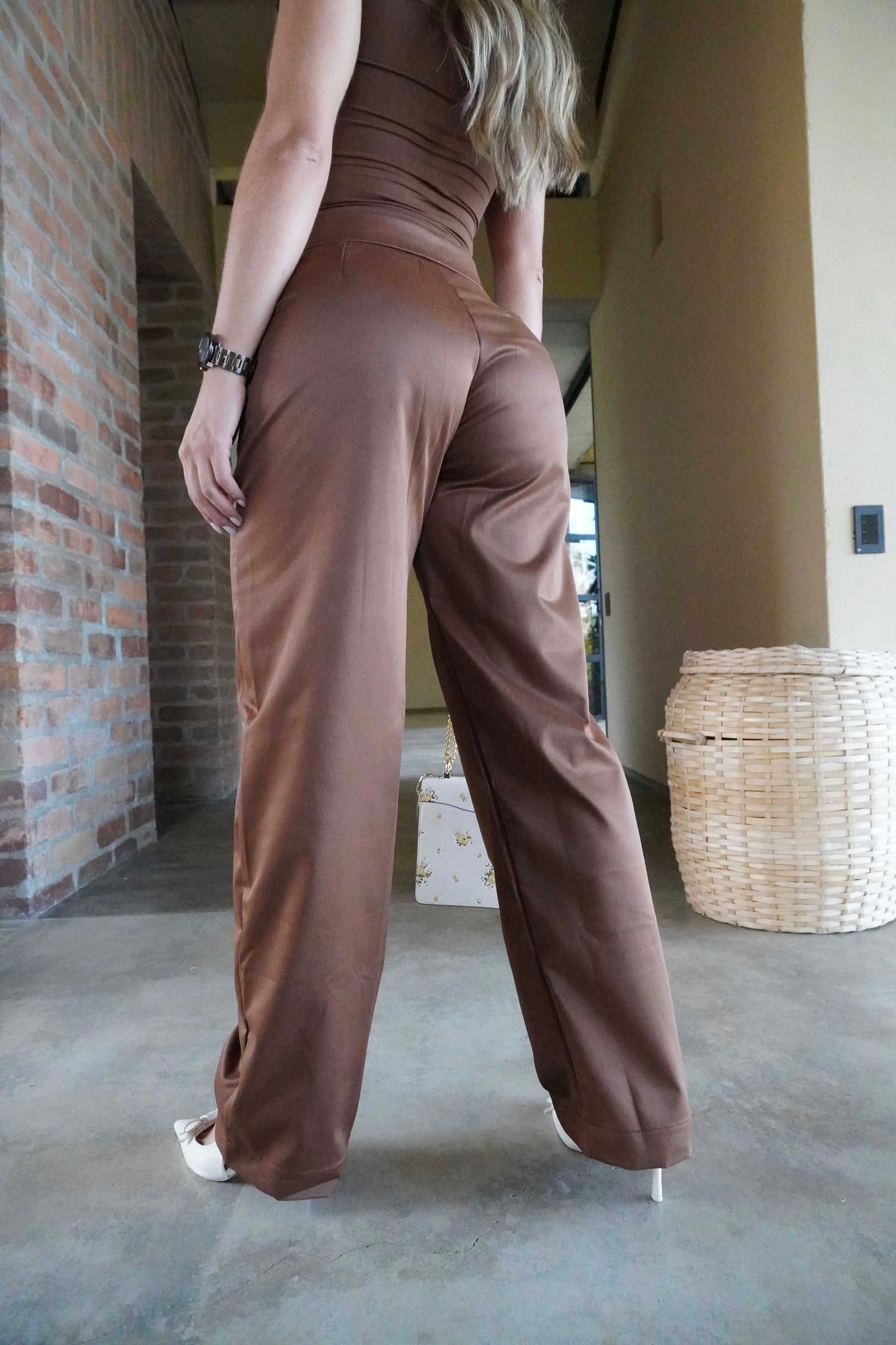 Pantalón asimétrico satín café