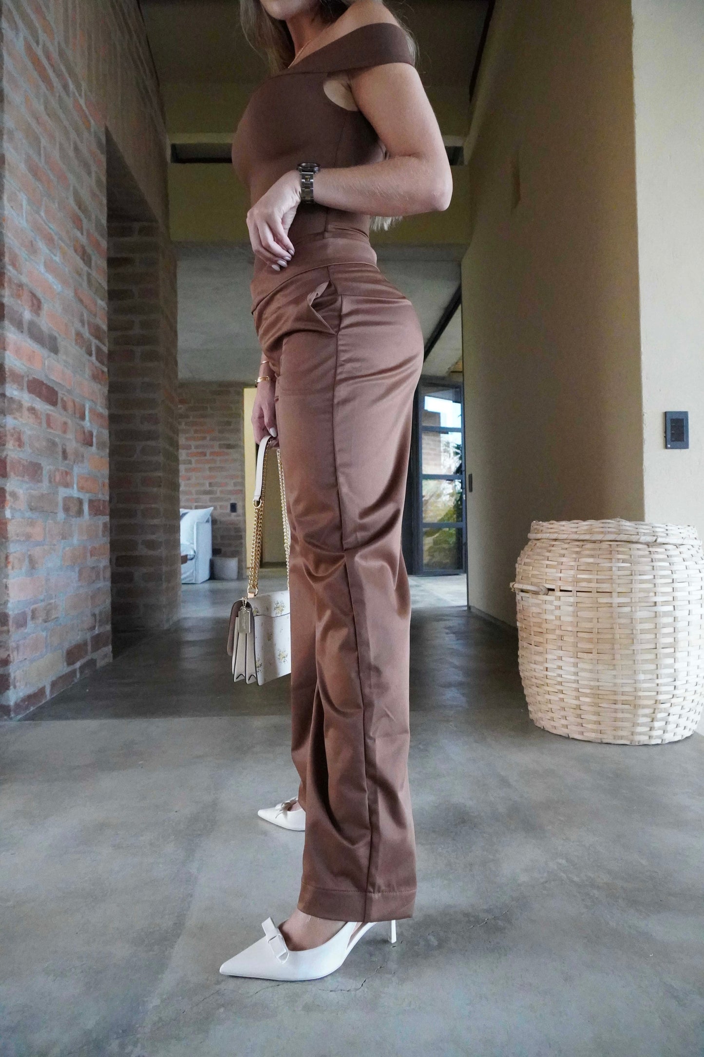 Pantalón asimétrico satín café