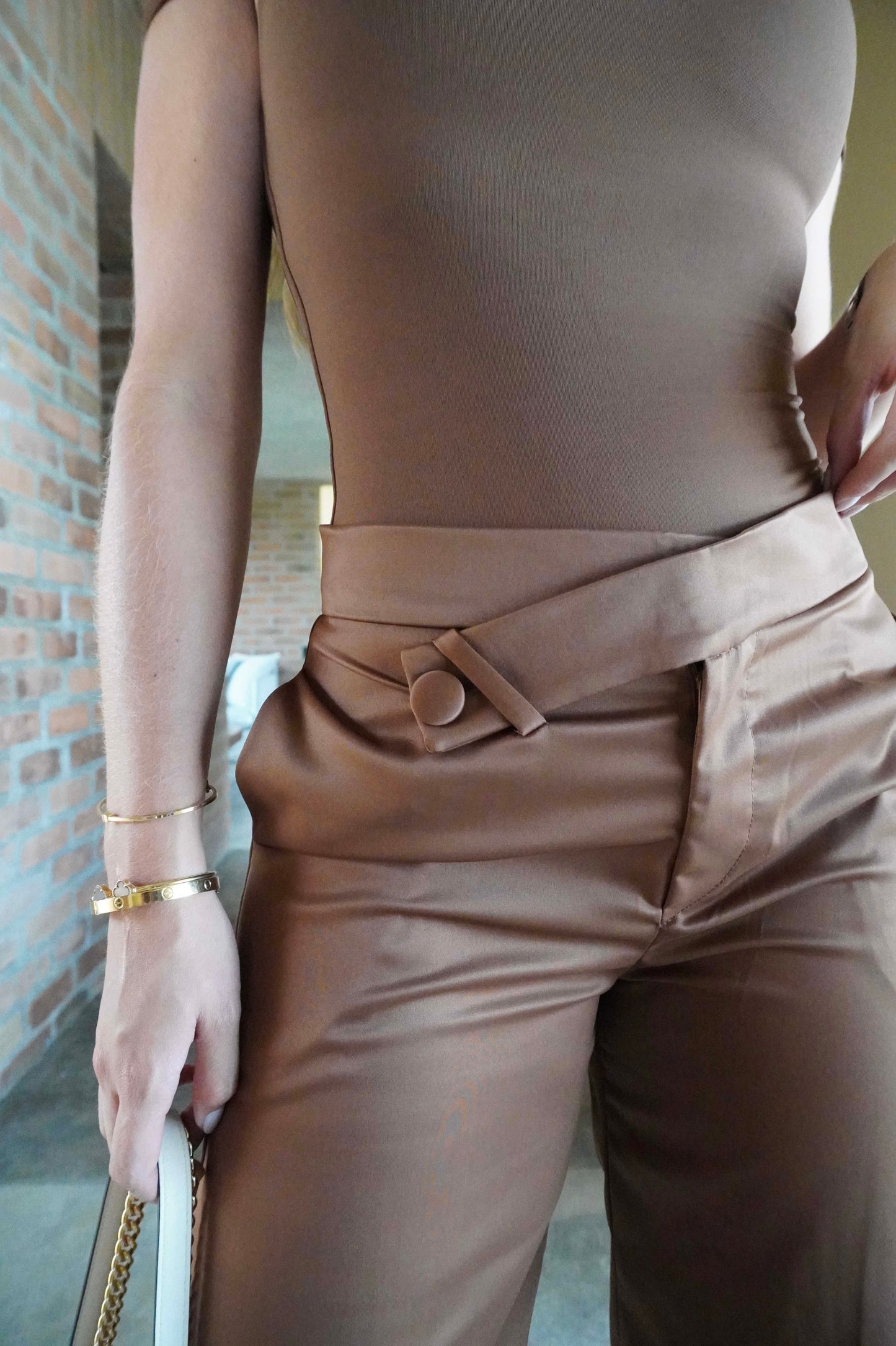 Pantalón asimétrico satín café