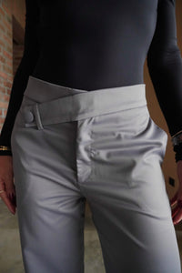 Pantalón asimétrico satín gris
