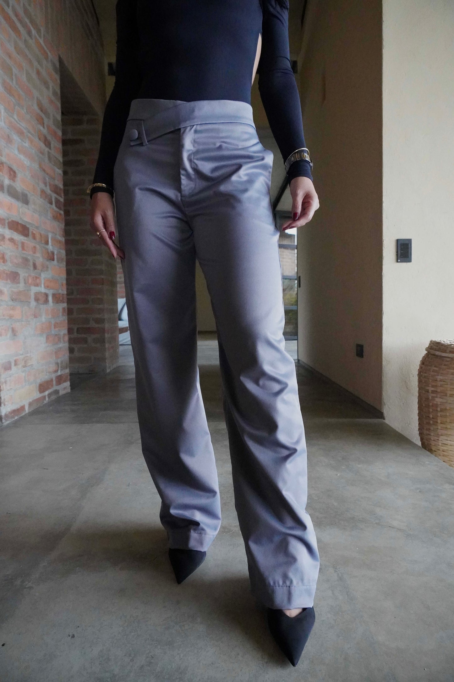Pantalón asimétrico satín gris