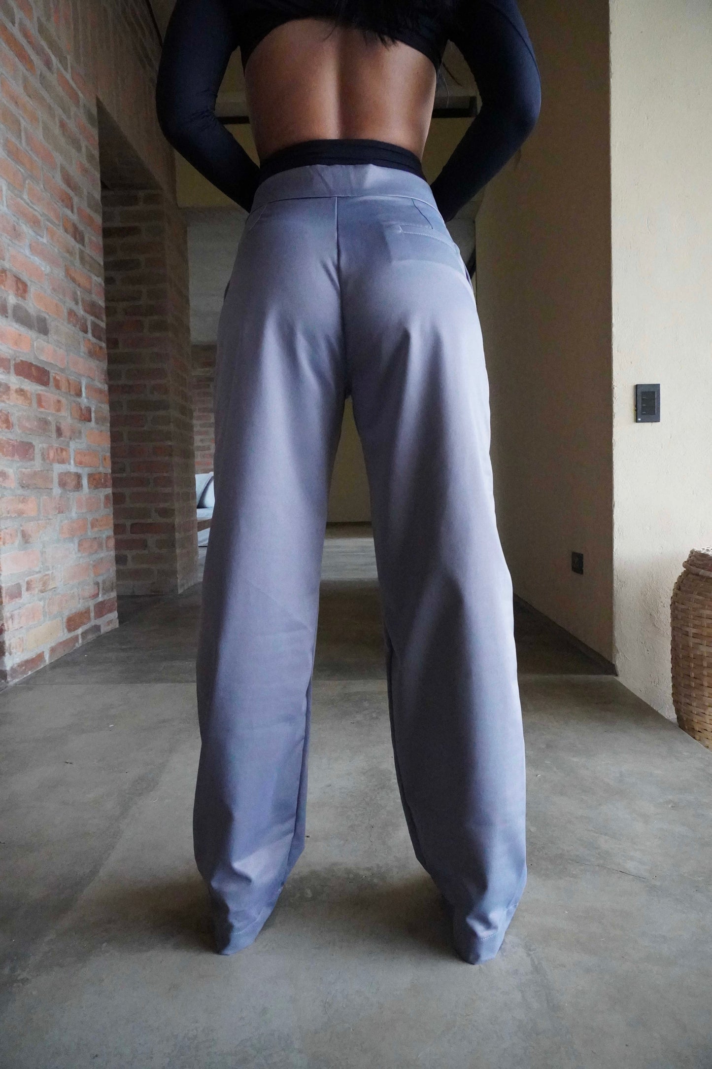 Pantalón asimétrico satín gris