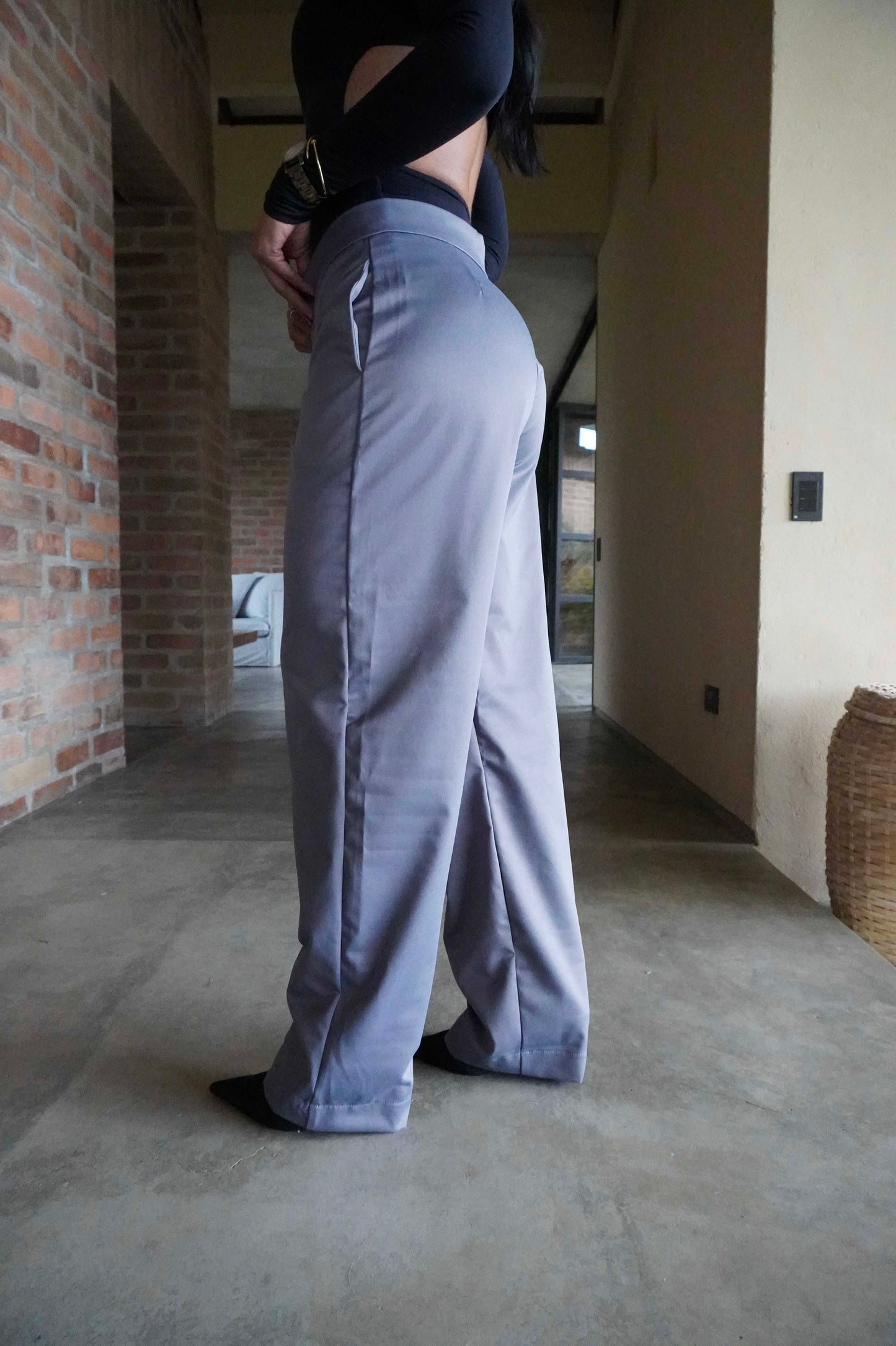 Pantalón asimétrico satín gris