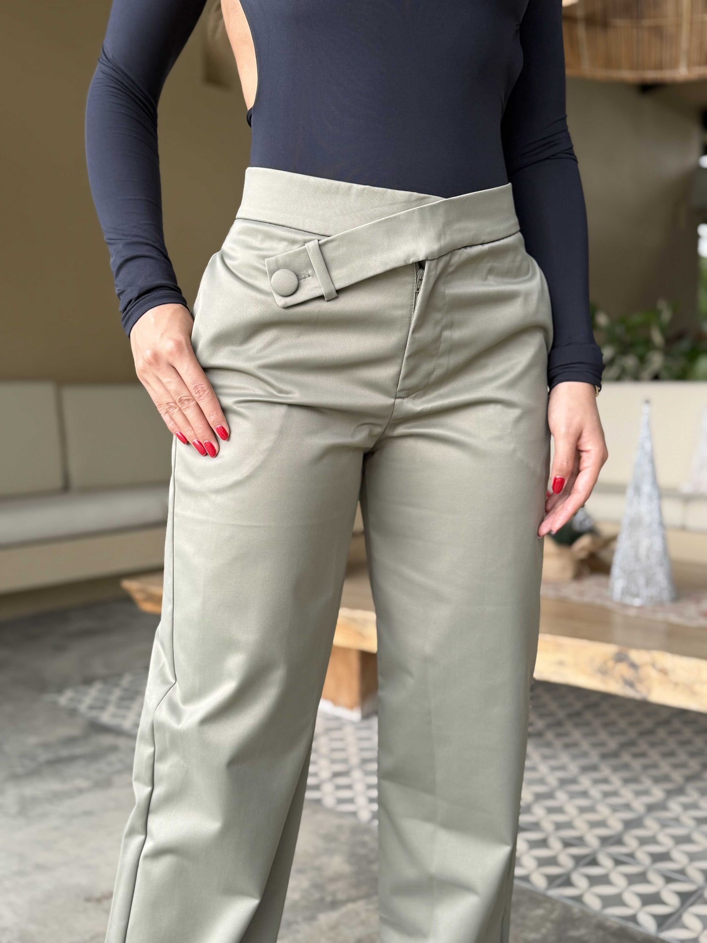 Pantalón asimétrico satin verde