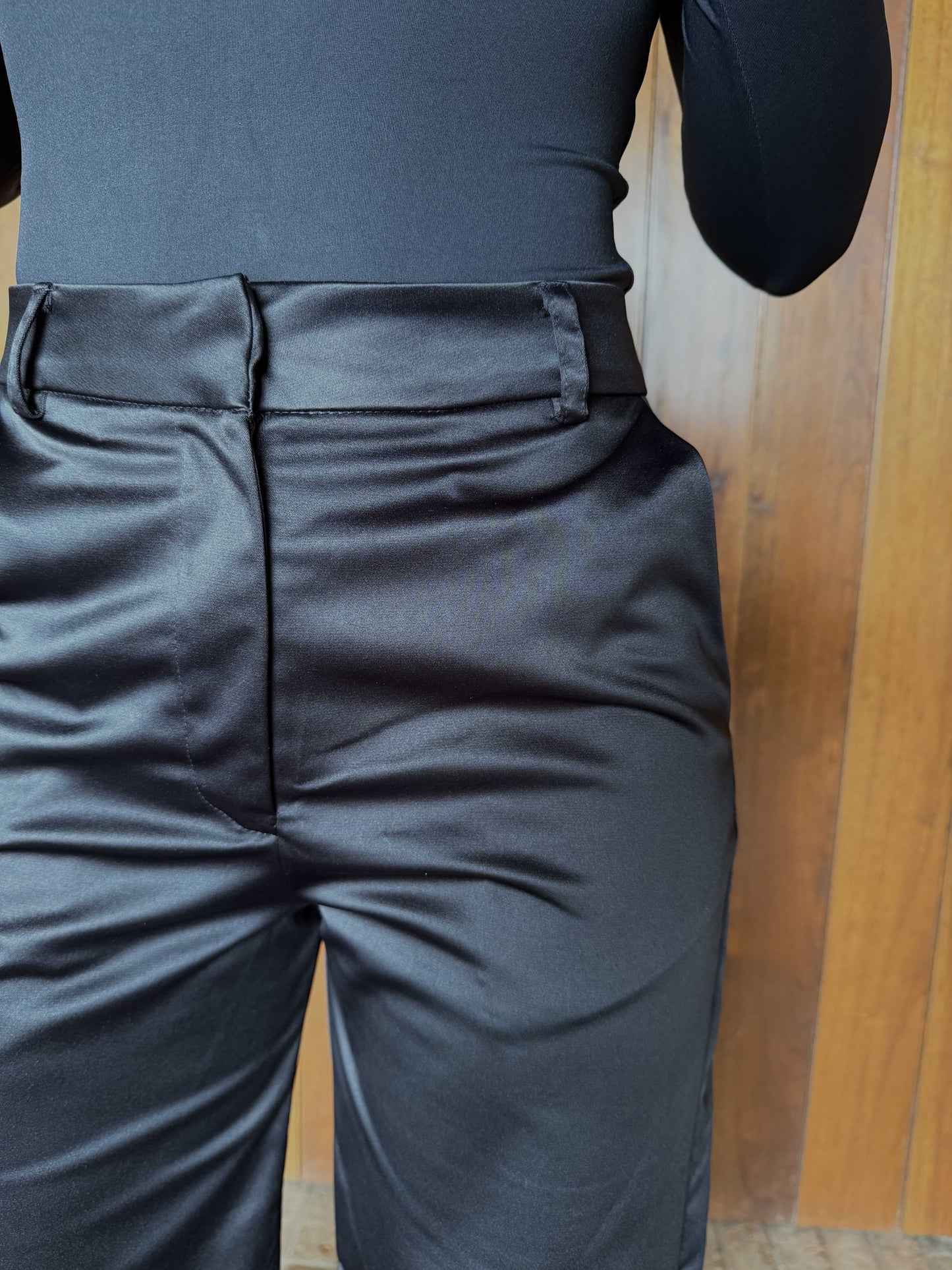 Pantalón clásico satín negro