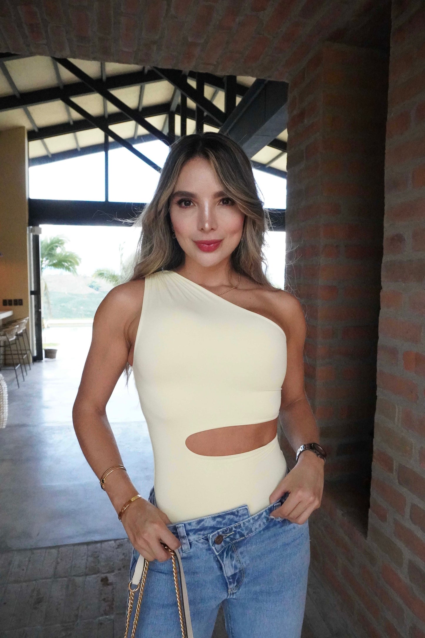 Body hombro recogido escote amarillo