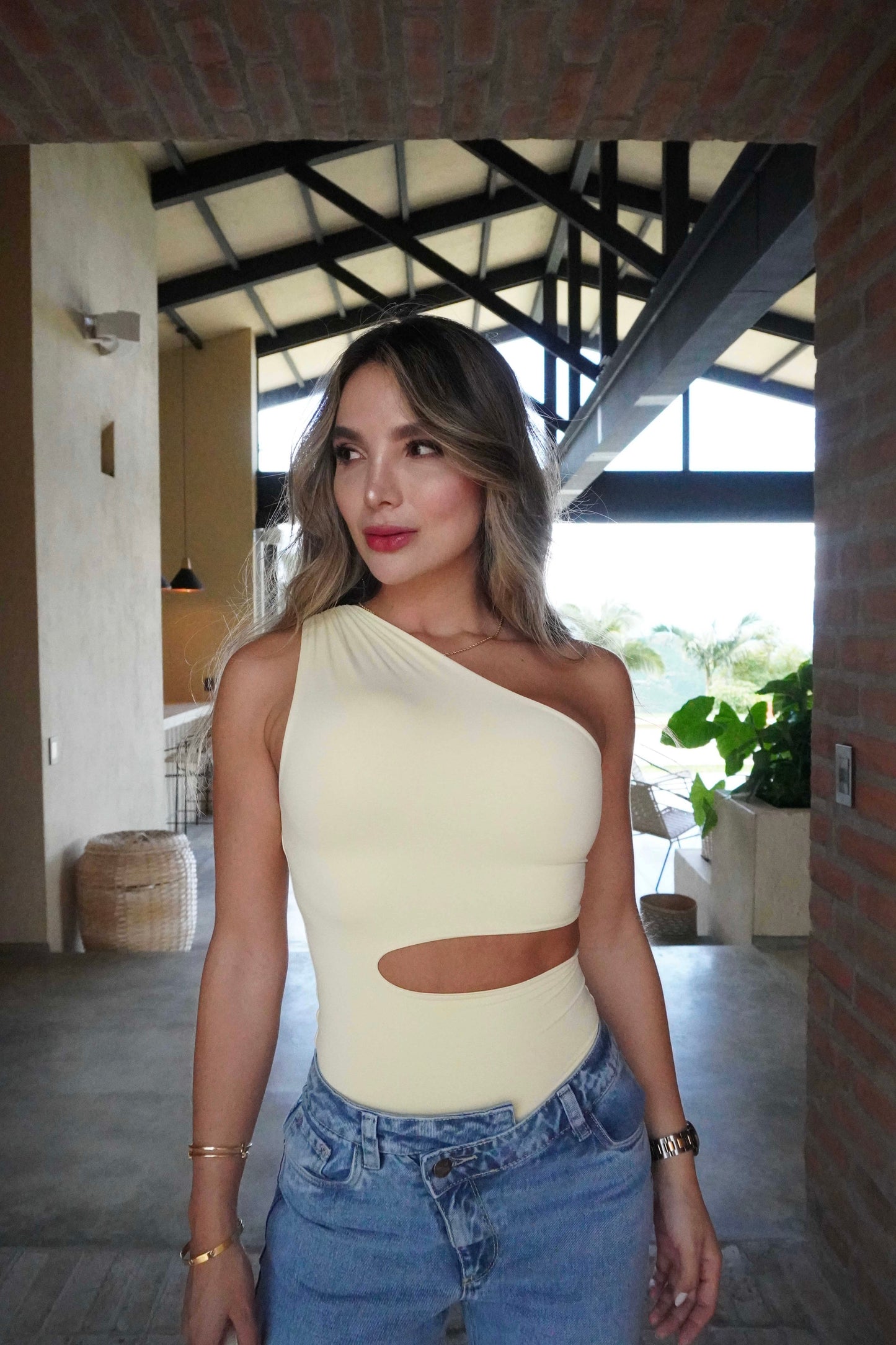 Body hombro recogido escote amarillo
