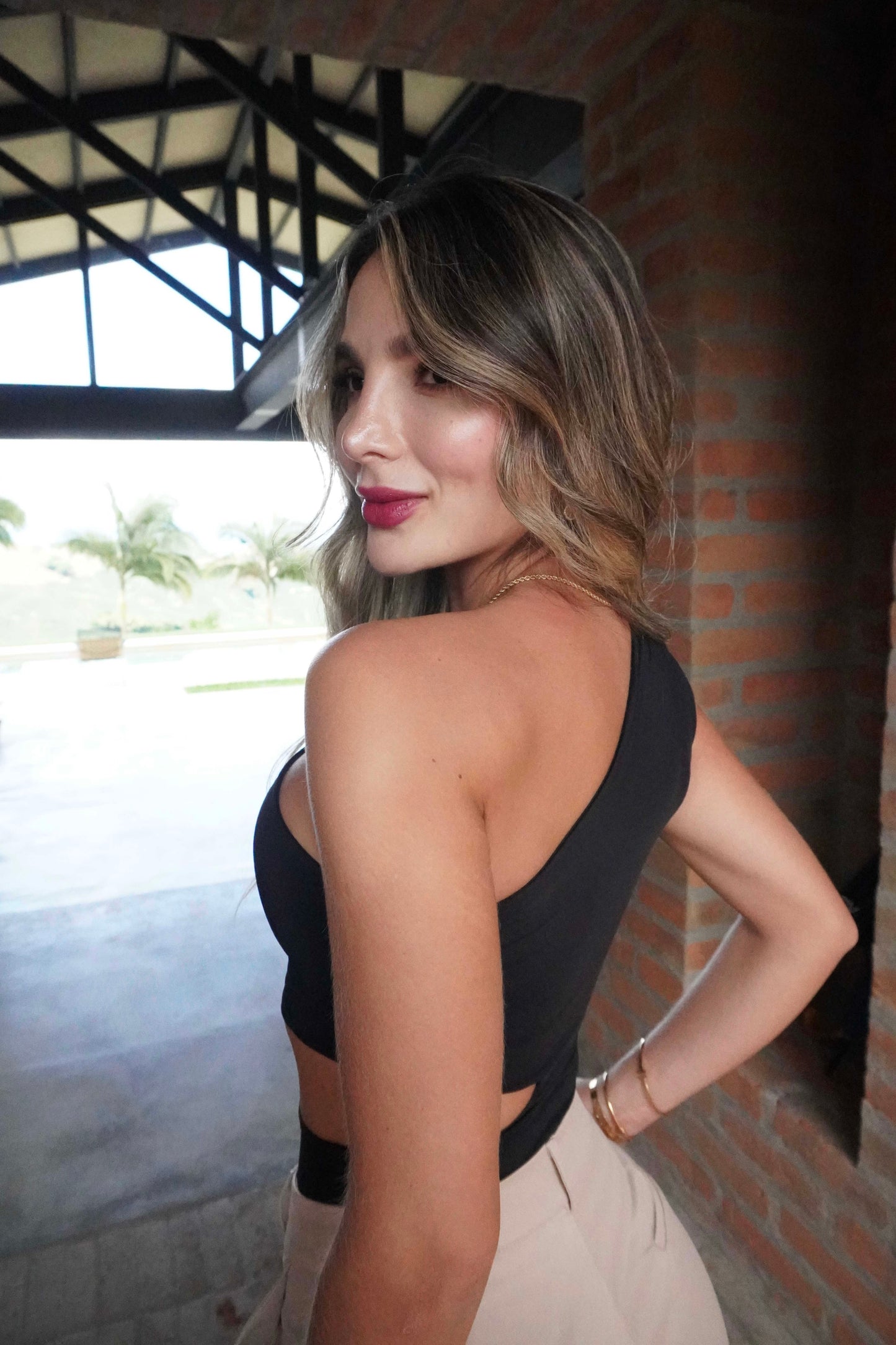 Body hombro recogido escote negro