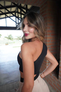 Body hombro recogido escote negro