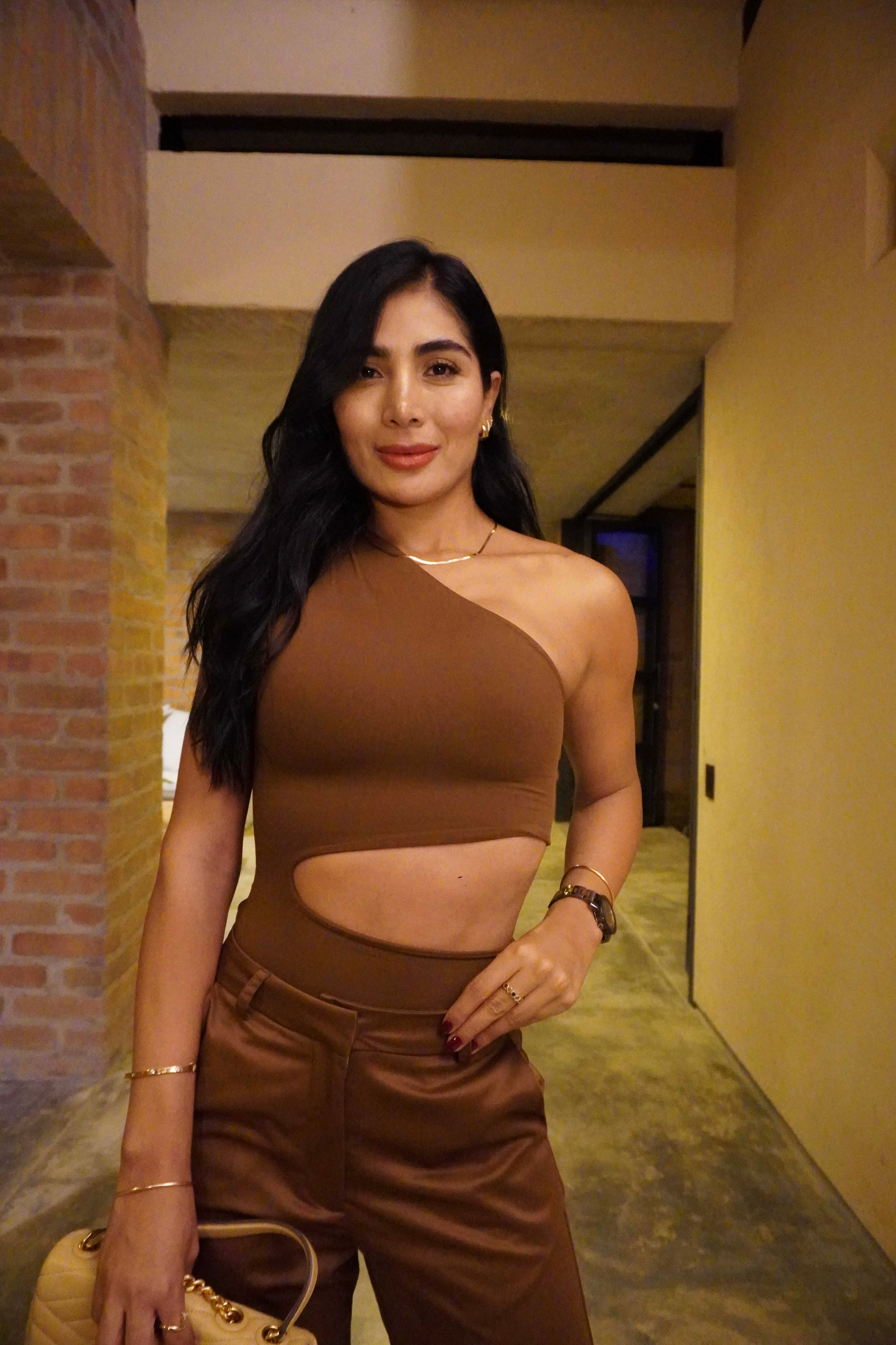 Body hombro recogido escote café