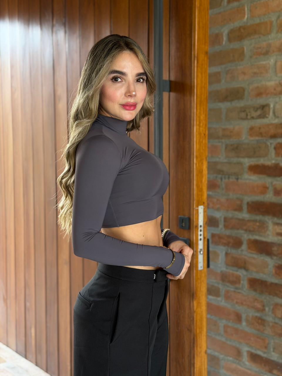 Top cuello tortuga manga larga gris oscuro